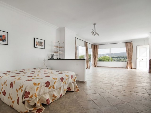 5 Bedrooms Villa in Sotogrande Alto