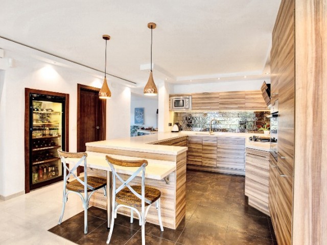 Villa avec 6 Chambres  à Marbesa