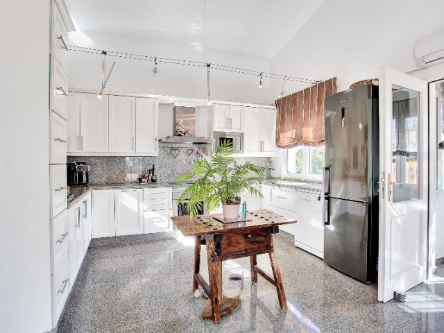 Villa avec 6 Chambres  à Marbesa