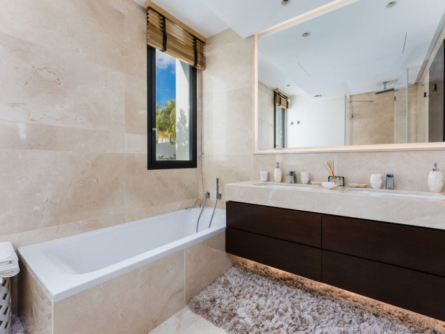 4 Bedrooms Apartment in Sierra Blanca