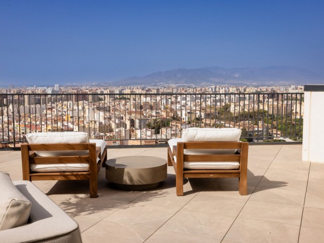 Apartamento con 4 Dormitorios  en Málaga Centro