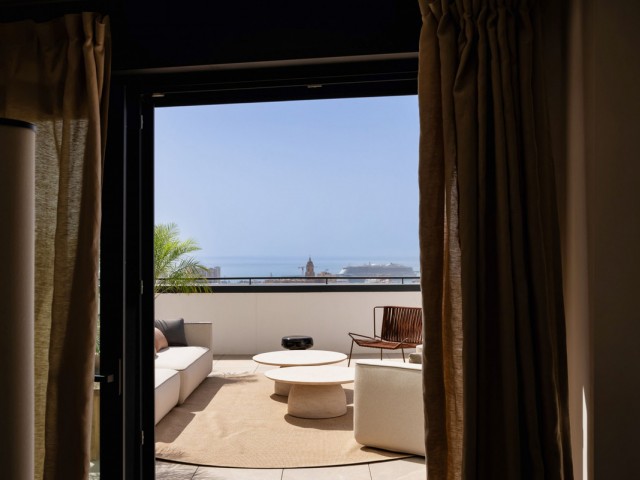 Apartamento con 4 Dormitorios  en Málaga Centro
