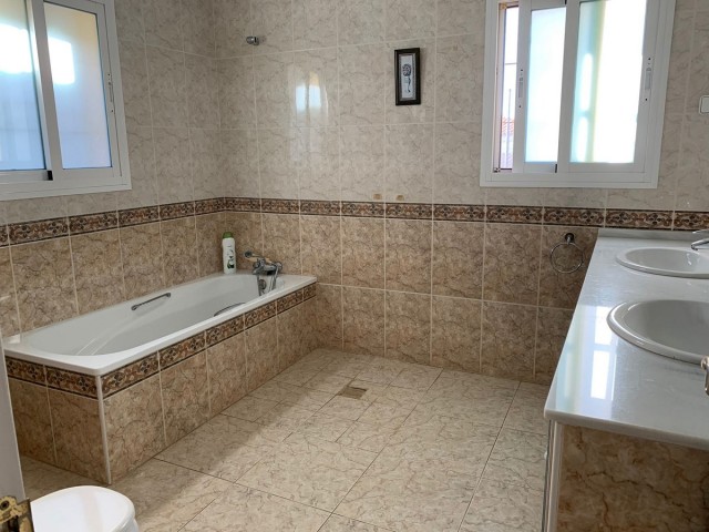 5 Bedrooms Villa in Mijas