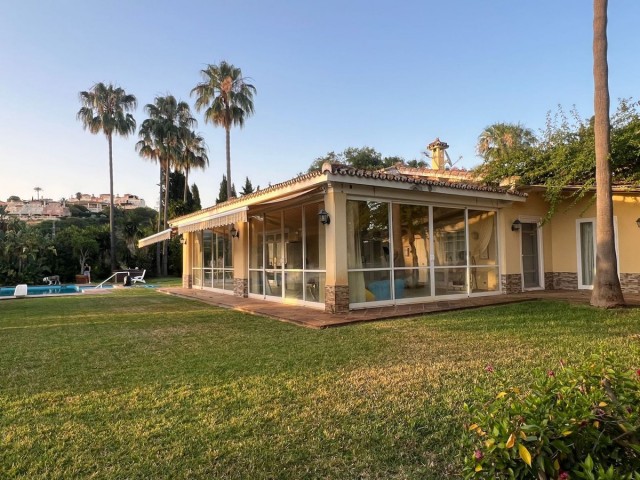 6 Bedrooms Villa in Elviria
