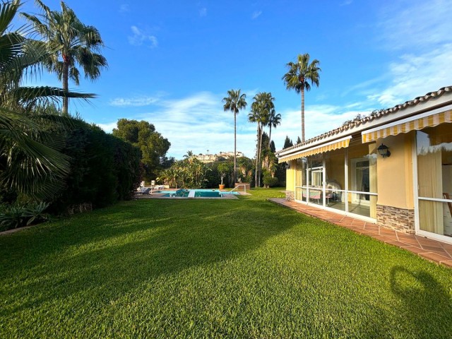 6 Bedrooms Villa in Elviria