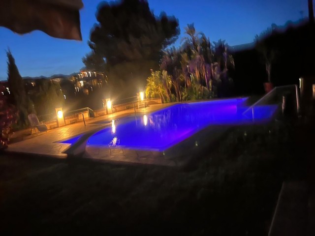 6 Bedrooms Villa in Elviria