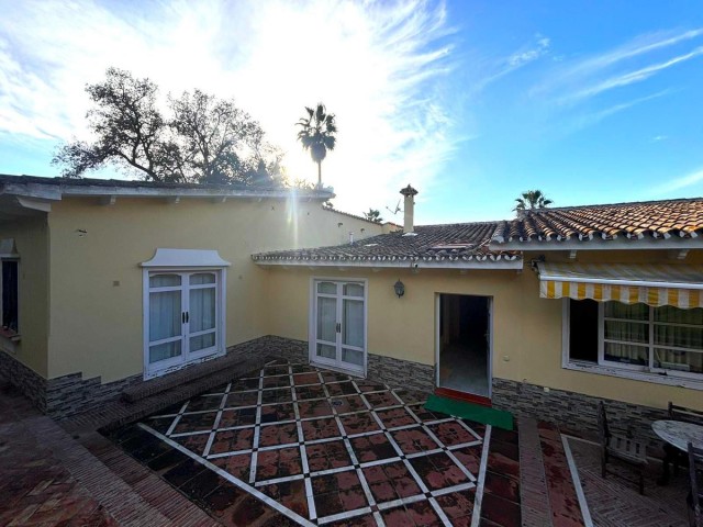 6 Bedrooms Villa in Elviria