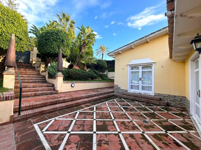 6 Bedrooms Villa in Elviria