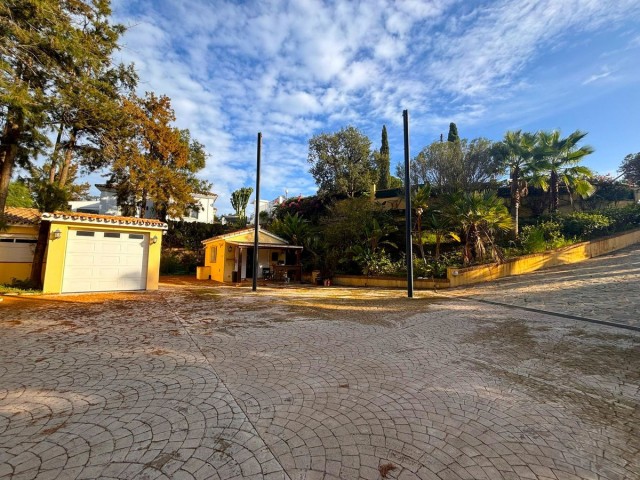 6 Bedrooms Villa in Elviria