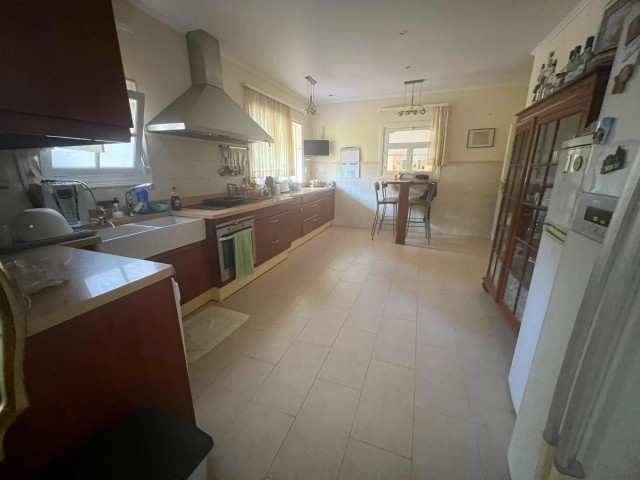 6 Bedrooms Villa in Elviria