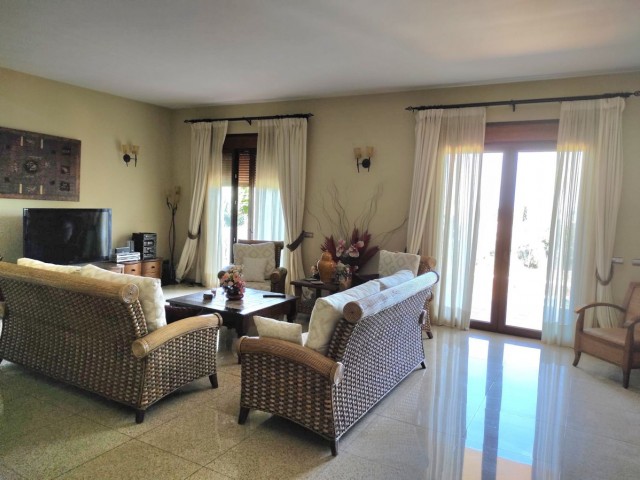 Villa con 4 Dormitorios  en Sierrezuela