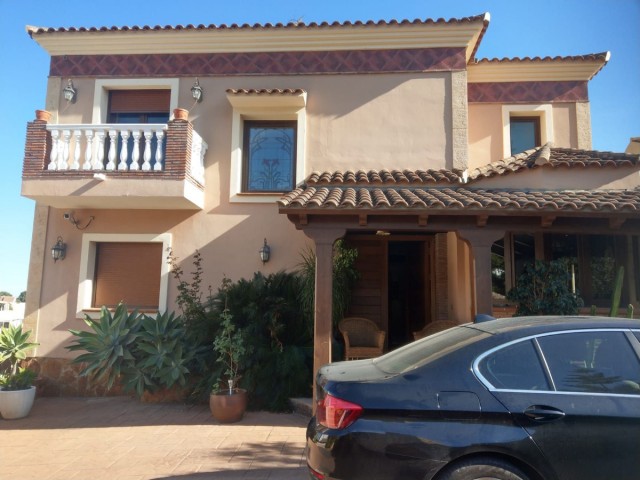 Villa con 4 Dormitorios  en Sierrezuela