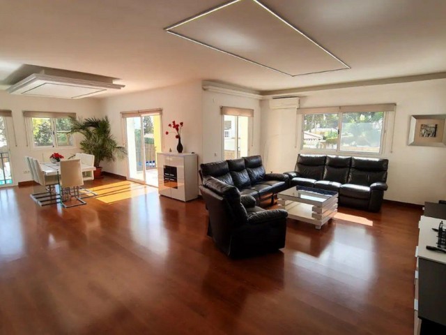 Villa con 5 Dormitorios  en Torremolinos
