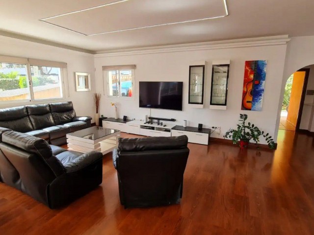 Villa con 5 Dormitorios  en Torremolinos