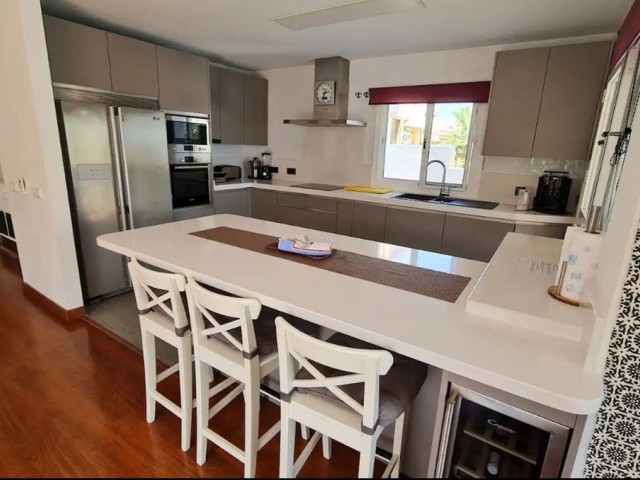 Villa con 5 Dormitorios  en Torremolinos