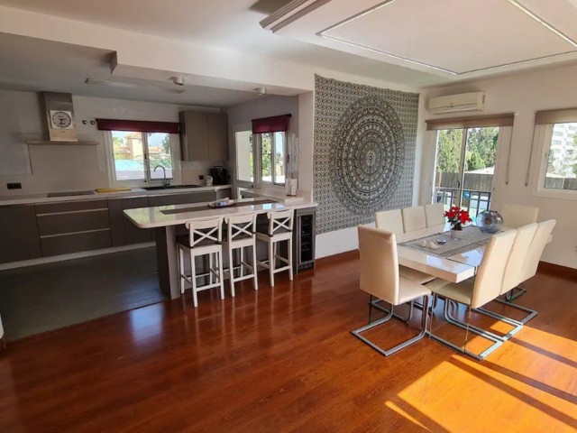 Villa con 5 Dormitorios  en Torremolinos