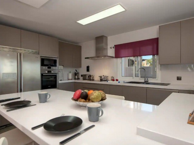 Villa con 5 Dormitorios  en Torremolinos