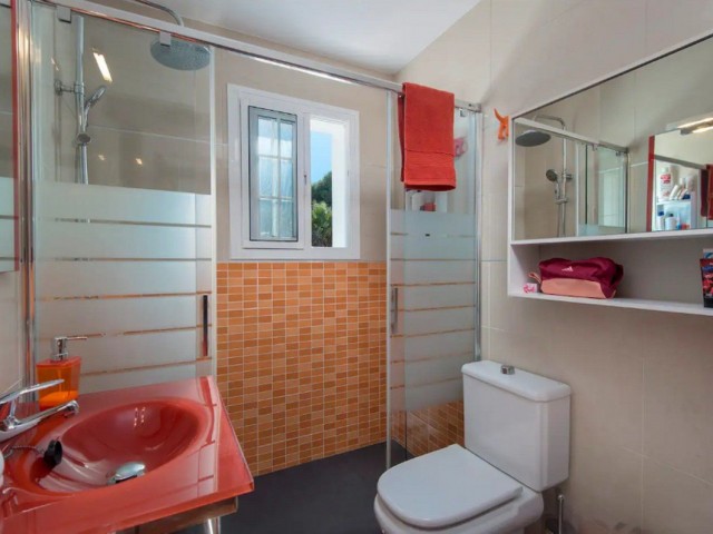 Villa con 5 Dormitorios  en Torremolinos