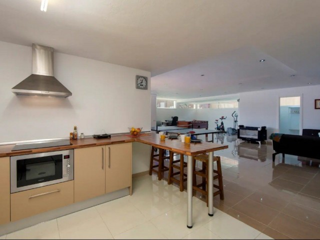 Villa con 5 Dormitorios  en Torremolinos