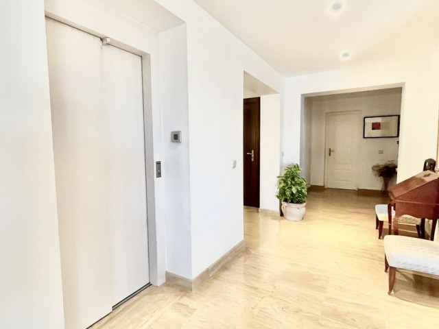 Ático con 2 Dormitorios  en Río Real