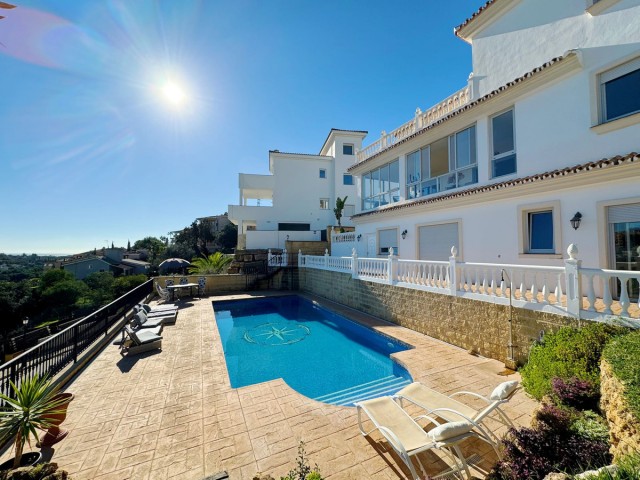 8 Bedrooms Villa in Elviria