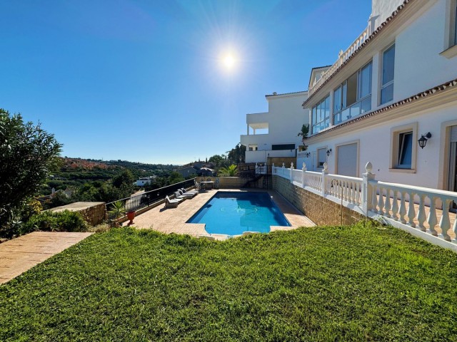 8 Bedrooms Villa in Elviria