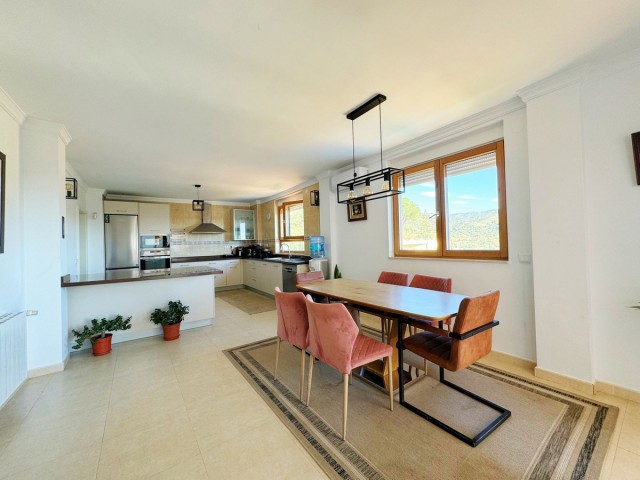 8 Bedrooms Villa in Elviria