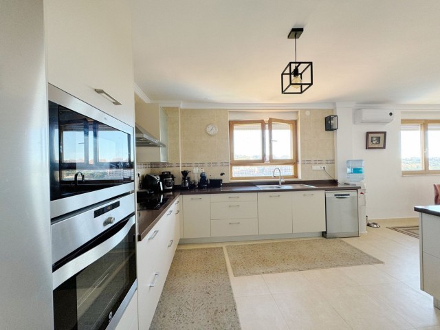 8 Bedrooms Villa in Elviria