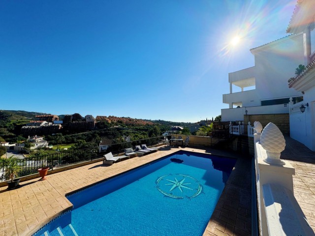 8 Bedrooms Villa in Elviria