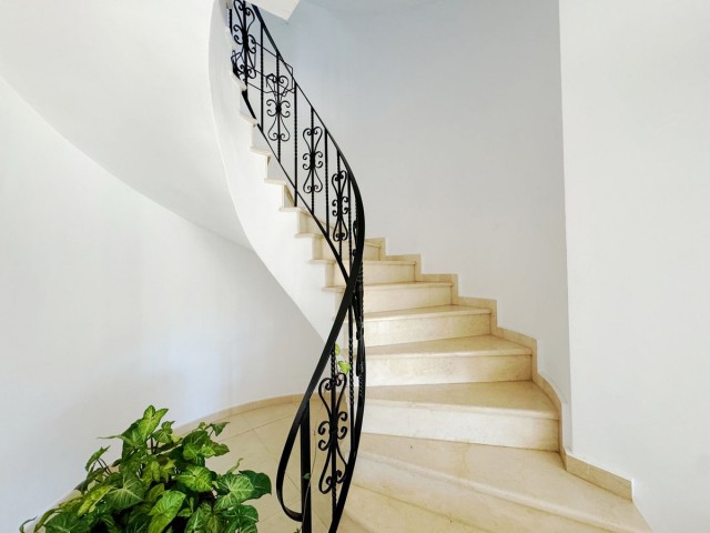 8 Bedrooms Villa in Elviria