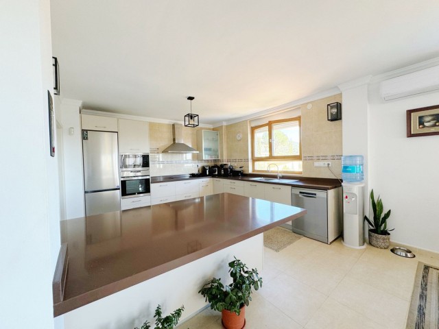 8 Bedrooms Villa in Elviria