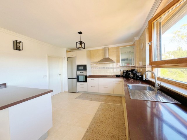 8 Bedrooms Villa in Elviria