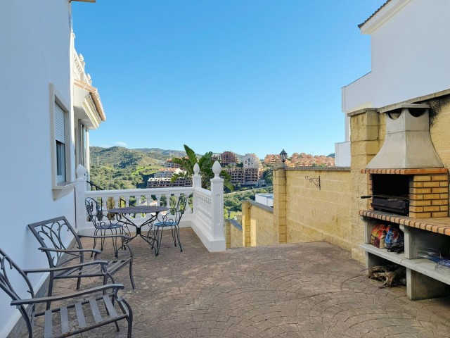 8 Bedrooms Villa in Elviria
