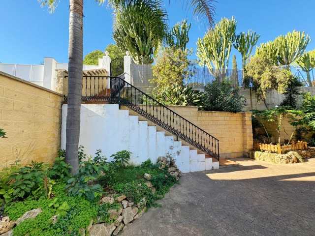 8 Bedrooms Villa in Elviria