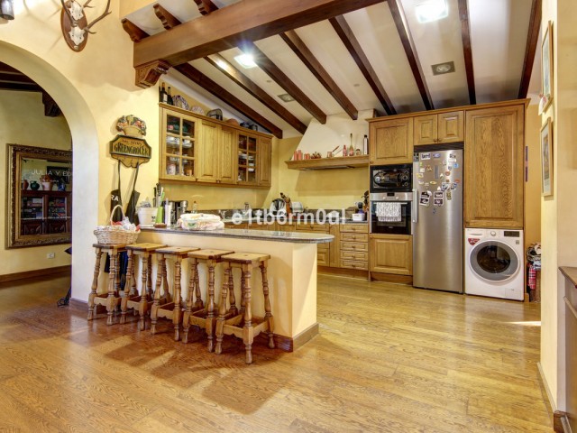 Villa con 5 Dormitorios  en Ojén