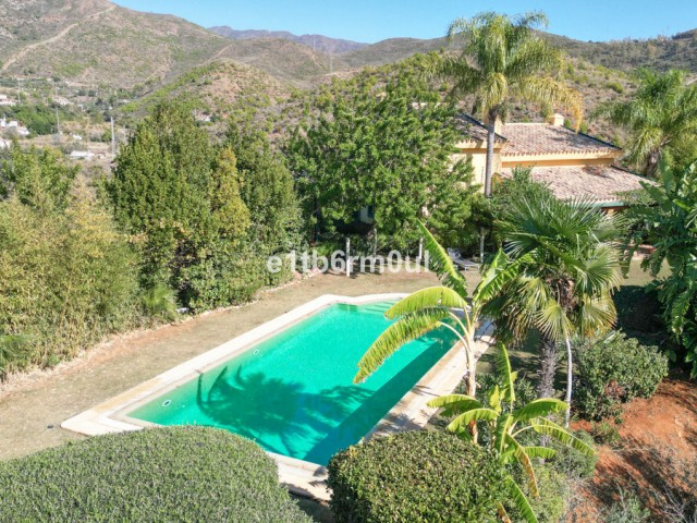 Villa con 5 Dormitorios  en Ojén