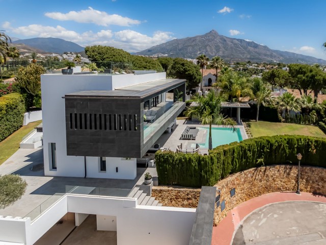 4 Bedrooms Villa in Nueva Andalucía