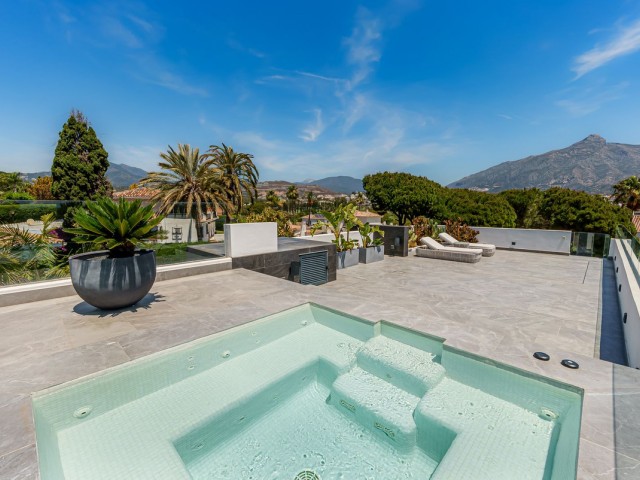 4 Bedrooms Villa in Nueva Andalucía