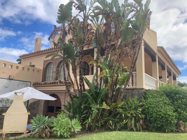 Villa avec 4 Chambres  à Selwo