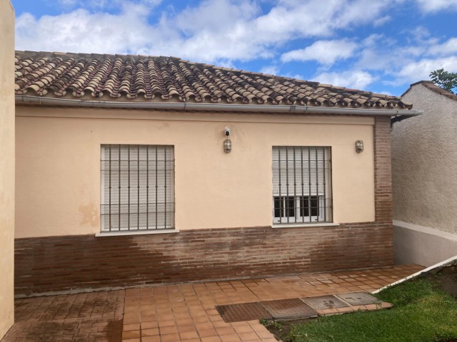 Villa avec 4 Chambres  à Selwo