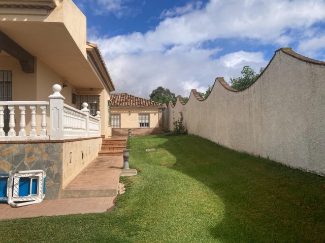 Villa avec 4 Chambres  à Selwo