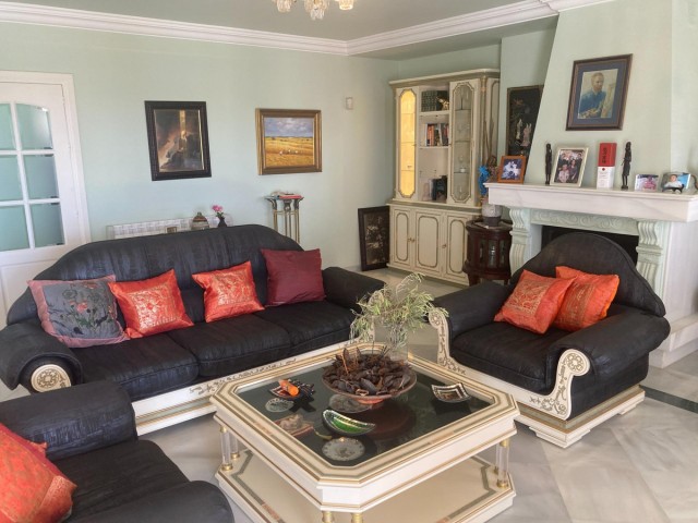 Villa avec 4 Chambres  à Selwo