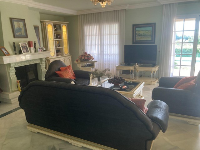 Villa avec 4 Chambres  à Selwo