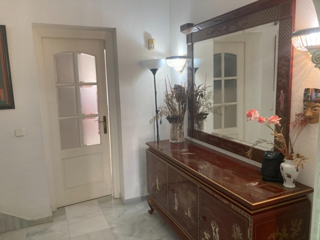 Villa avec 4 Chambres  à Selwo