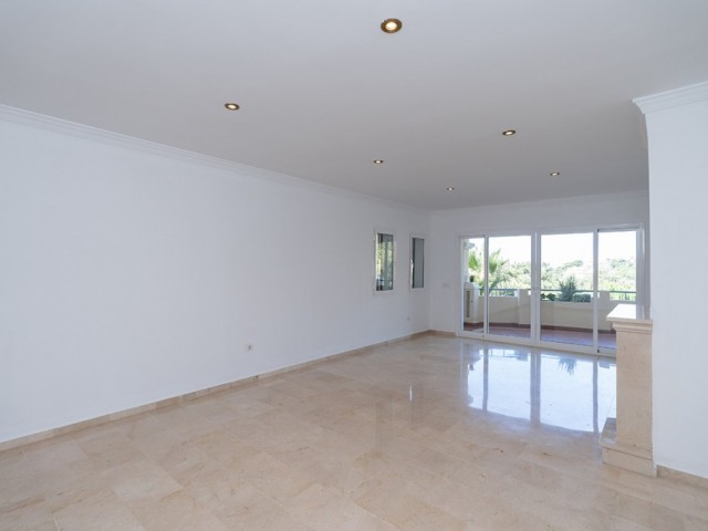 2 Bedrooms Apartment in Elviria