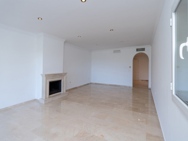 2 Bedrooms Apartment in Elviria