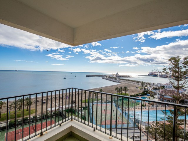 Apartamento con 4 Dormitorios  en Málaga Centro