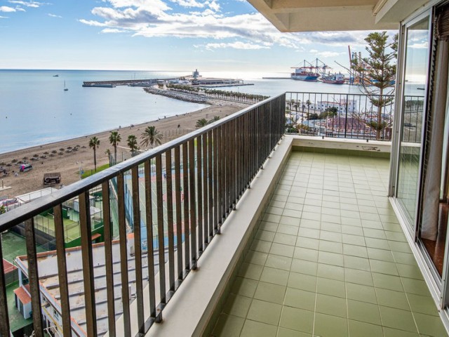 Apartamento con 4 Dormitorios  en Málaga Centro