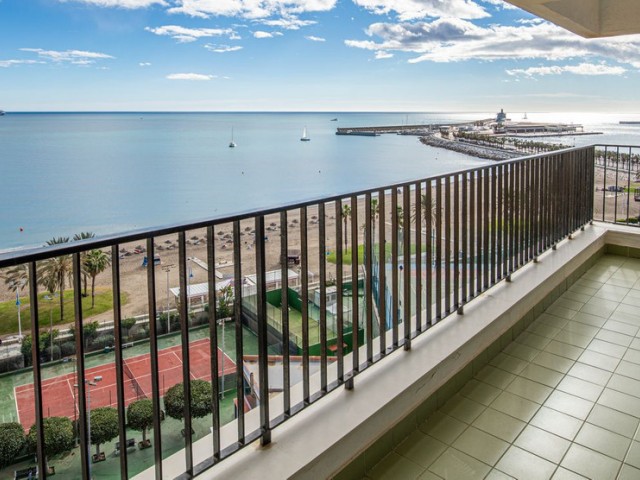 Apartamento con 4 Dormitorios  en Málaga Centro
