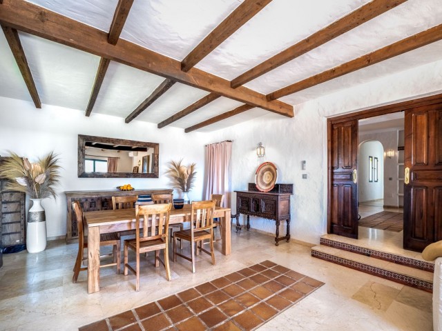 Villa con 4 Dormitorios  en Valtocado